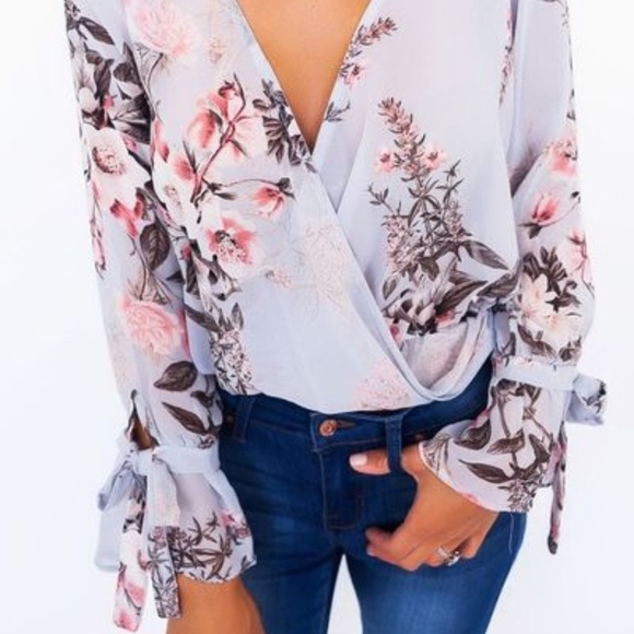 Tops - Boho Bell Sleeve Faux Wrap Floral Blouse M NWOT